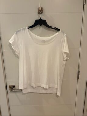 Casual Scoop Neck Short Sleeve Tee in White